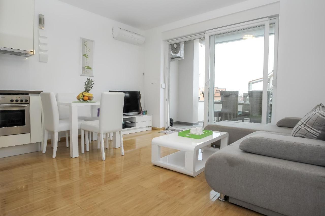 Apartments Tomana Novalja Eksteriør bilde